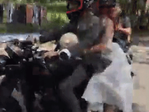 Video: Khởi My cười 'phớ lớ như được mùa' khi Kelvin rước dâu bằng motor khủng trên xa lộ