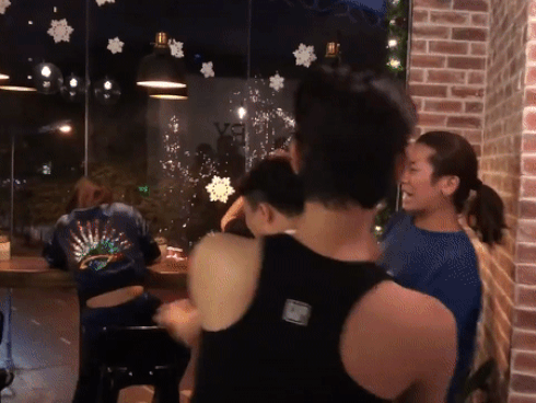 Trấn Thành bị soi vì sàm sỡ vòng một của Hari Won nơi đông người-12