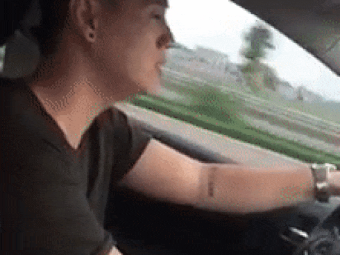 Ông bố hot nhất mạng xã hội Kiên Hoàng vừa lái xe vừa phiêu 2 hit của Chi Pu