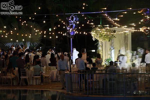 Cô dâu Khởi My hôn chú rể Kelvin Khánh say đắm trong đám cưới-1