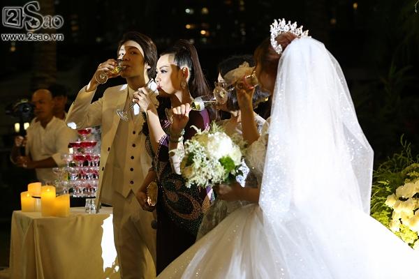 Cô dâu Khởi My hôn chú rể Kelvin Khánh say đắm trong đám cưới-11