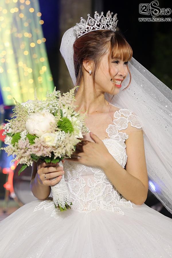 Cô dâu Khởi My hôn chú rể Kelvin Khánh say đắm trong đám cưới-9