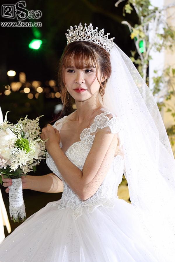 Cô dâu Khởi My hôn chú rể Kelvin Khánh say đắm trong đám cưới-8