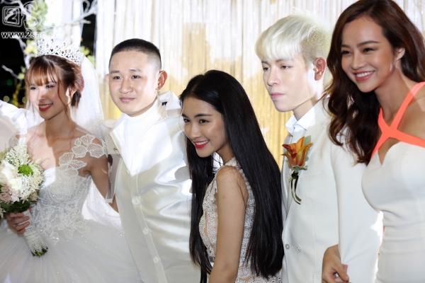 Cô dâu Khởi My hôn chú rể Kelvin Khánh say đắm trong đám cưới-14