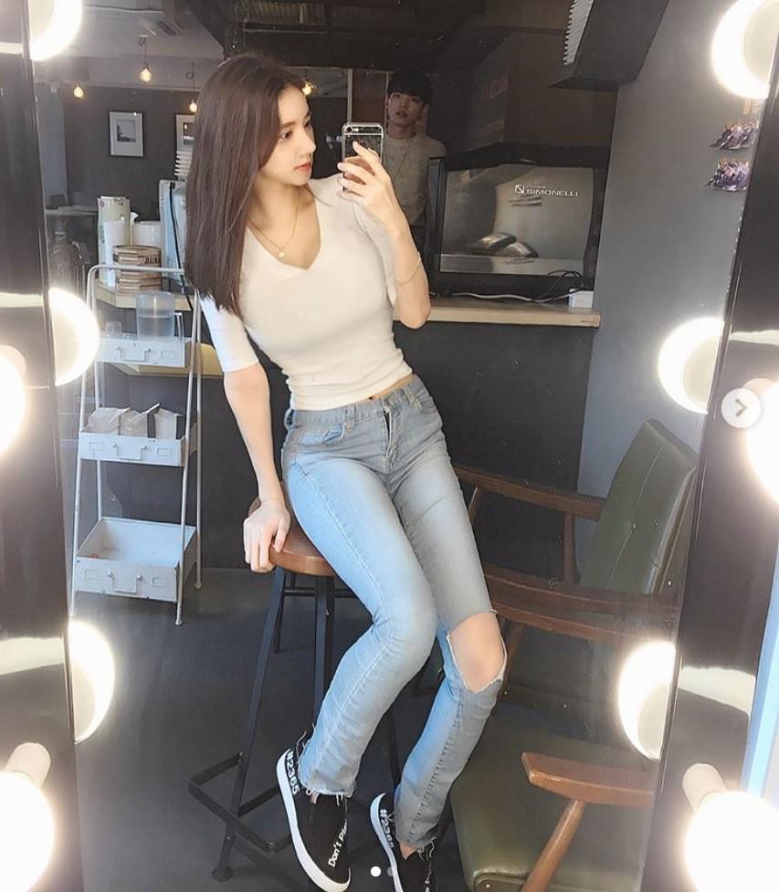 Cô bạn xinh đẹp Hàn Quốc gây chú ý với vòng 1 đẫy đà bị nghi phẫu thuật thẩm mỹ-4