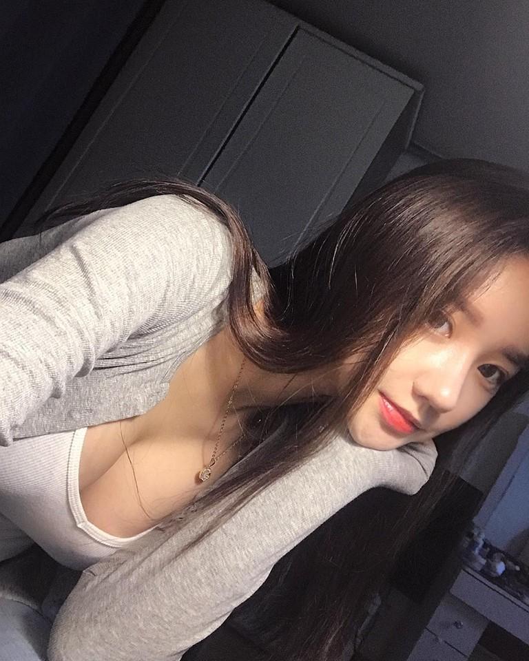 Cô bạn xinh đẹp Hàn Quốc gây chú ý với vòng 1 đẫy đà bị nghi phẫu thuật thẩm mỹ-6