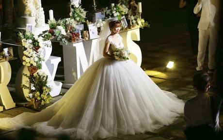 Sánh đôi cùng hoàng tử Kelvin Khánh, công chúa Khởi My thay liên tục 2 váy cưới lộng lẫy-3