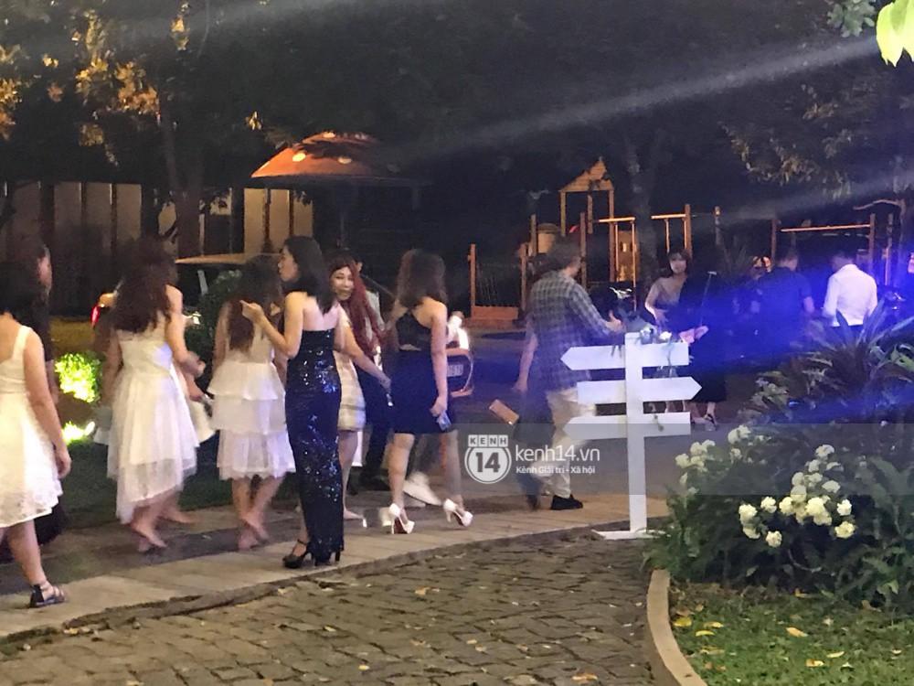 Clip: Kết thúc đám cưới, vợ chồng Khởi My - Kelvin Khánh cưỡi mô tô về nhà, ôm lấy nhau không rời-1