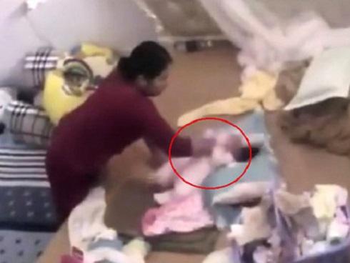 Mẹ bé gái bị đánh dã man: 'Kẻ hành hạ con tôi bị bắt là thích đáng'