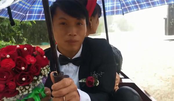 Cô dâu Huế vui vẻ mặc áo dài, quần đùi hồng trong ngày cưới-2