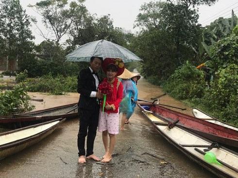 Cô dâu Huế vui vẻ mặc áo dài, quần đùi hồng trong ngày cưới