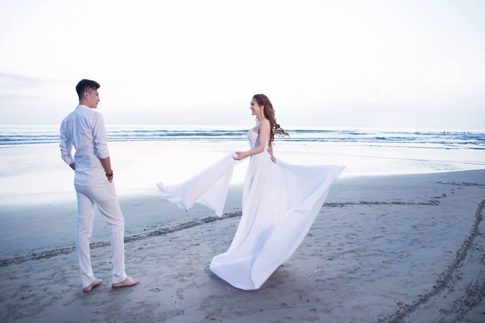 Ngắm bộ ảnh cưới lãng mạn trên biển của Lâm Khánh Chi và chồng trẻ-2