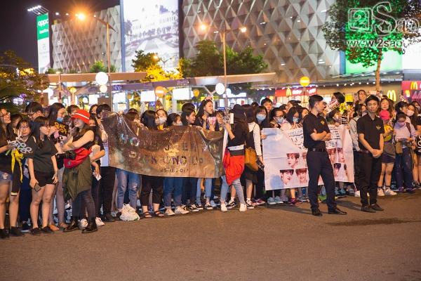 Fan chen lấn, đập cửa xe khiến Wanna One hết hơi mới rời được sân bay Tân Sơn Nhất-1