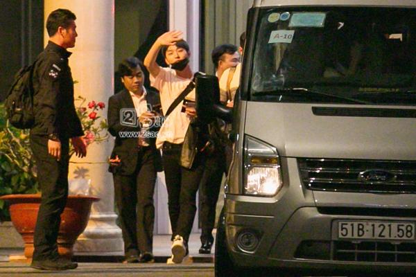 Fan chen lấn, đập cửa xe khiến Wanna One hết hơi mới rời được sân bay Tân Sơn Nhất-6