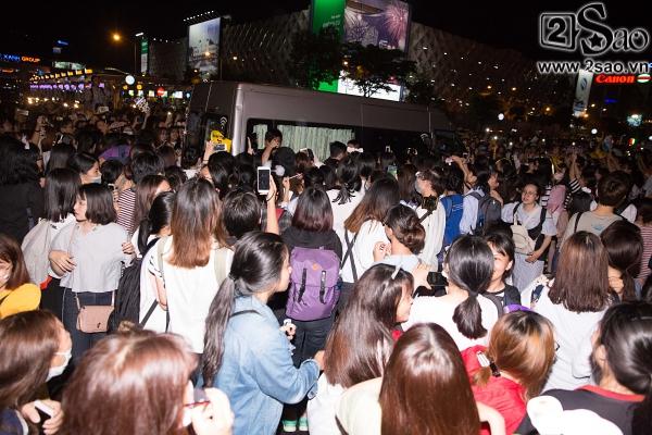 Fan chen lấn, đập cửa xe khiến Wanna One hết hơi mới rời được sân bay Tân Sơn Nhất-10