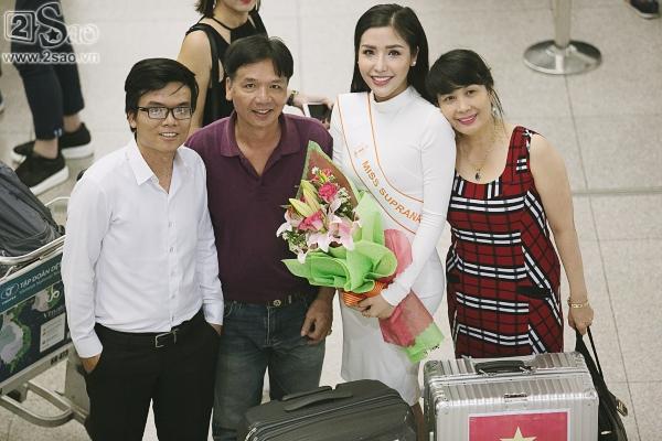 Á hậu Khánh Phương bịn rịn chia tay bố mẹ lên đường đi thi Hoa hậu Siêu quốc gia-5
