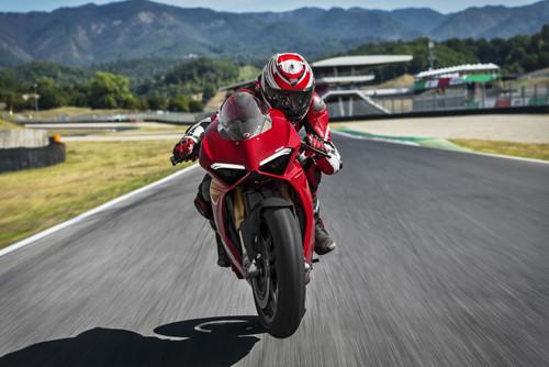 Ducati Panigale V4: Panigale V4 là chiếc xe của Ducati với động cơ MotoGP, với sức mạnh và trọng lượng hàng đầu. Đây là mẫu xe sở hữu động cơ bốn xi-lanh đầu tiên của hãng. Chiếc xe được kỳ vọng sẽ là phiên bản xuất sắc của năm 2018.