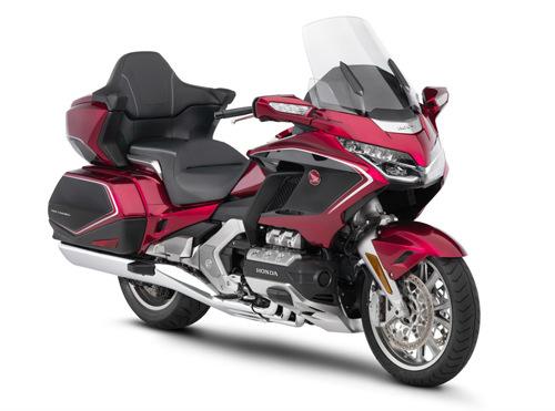 Honda Gold Wing: Sẽ có hai phiên bản chính của chiếc Honda Gold Wing 2018, gồm Goldwing tiêu chuẩn và Goldwing Tour. Cả 2 phiên bản đều sử dụng động cơ 6 xi-lanh phẳng.