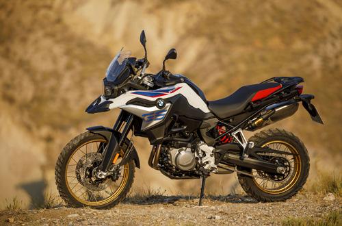 BMW F850GS: BMW F850GS sẽ cạnh tranh với các đối thủ như Tiger 800 của Triumph. Tuy nhiên, F850GS mới sẽ là một bước tiến lớn. Động cơ parallel twin cho công suất 95 mã lực, mạnh mẽ hơn so với chiếc Twin Twin của Honda. Trọng lượng ướt 229 kg.