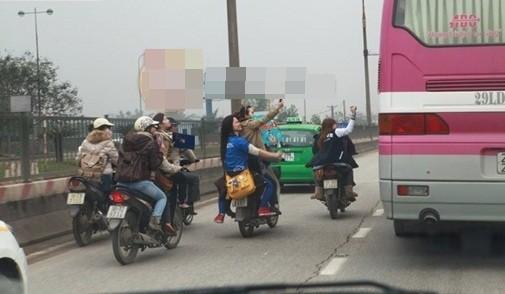 Ai bảo Kpop đã hết hot? Đã 7 năm rồi fan Việt mới lại chứng kiến một cuộc rượt đuổi idol Hàn ráo riết như thế này-1