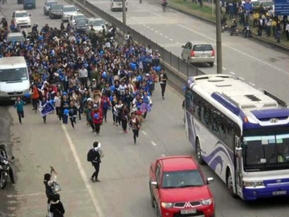 Ai bảo Kpop đã hết hot? Đã 7 năm rồi fan Việt mới lại chứng kiến một cuộc rượt đuổi idol Hàn ráo riết như thế này-2