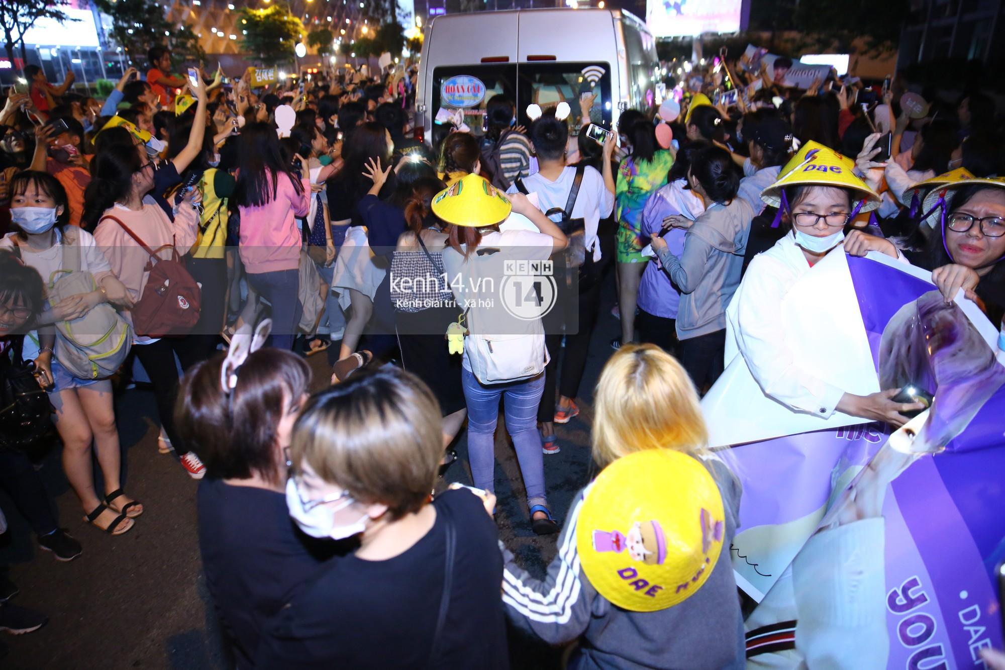 Ai bảo Kpop đã hết hot? Đã 7 năm rồi fan Việt mới lại chứng kiến một cuộc rượt đuổi idol Hàn ráo riết như thế này-4