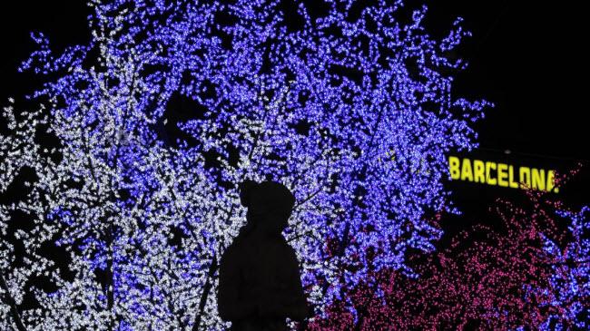 Ngày Ba nhà vua, Tây Ban Nha: Tại sự kiện này, mọi người sẽ diễu hành trên đường phố ở Barcelona. Súng thần công và pháo hoa được bắn khi thị trưởng trao chìa khóa Magi cho thành phố.