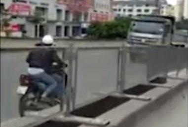 Hai cô gái phóng xe máy ngược chiều ở đường trên cao-1