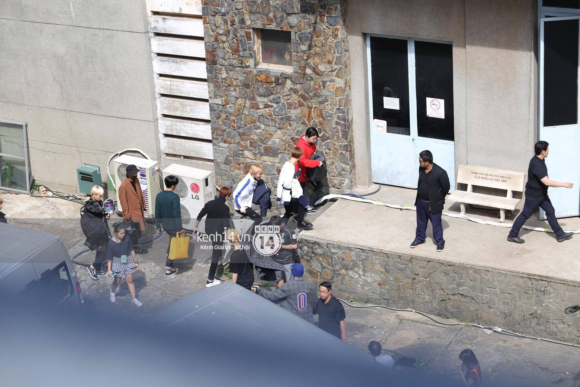 Vừa rời sân bay, Seventeen và Samuel đến ngay Nhà hát Hòa Bình tổng duyệt MAMA 2017 giữa trưa nắng-1