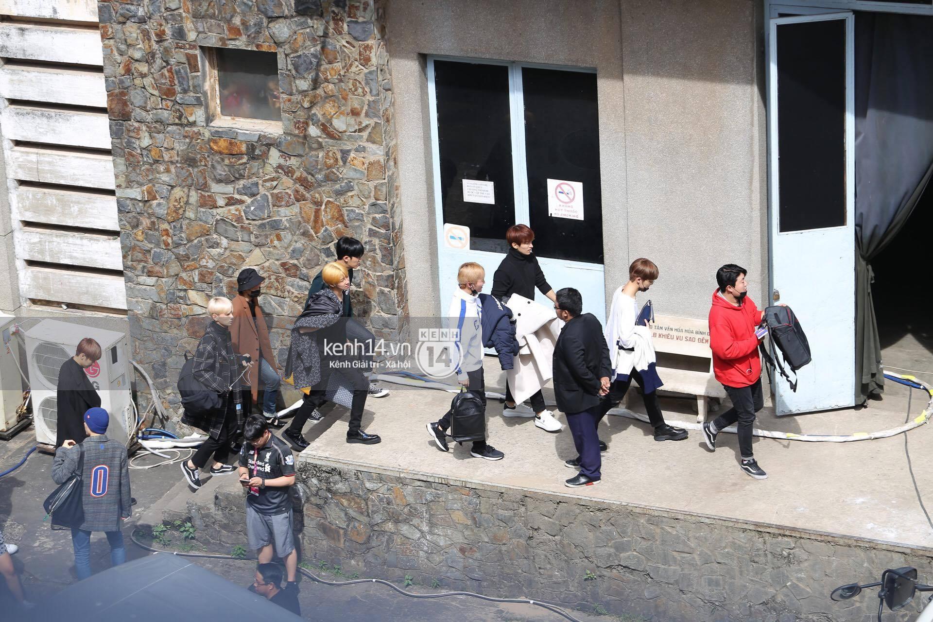 Vừa rời sân bay, Seventeen và Samuel đến ngay Nhà hát Hòa Bình tổng duyệt MAMA 2017 giữa trưa nắng-2