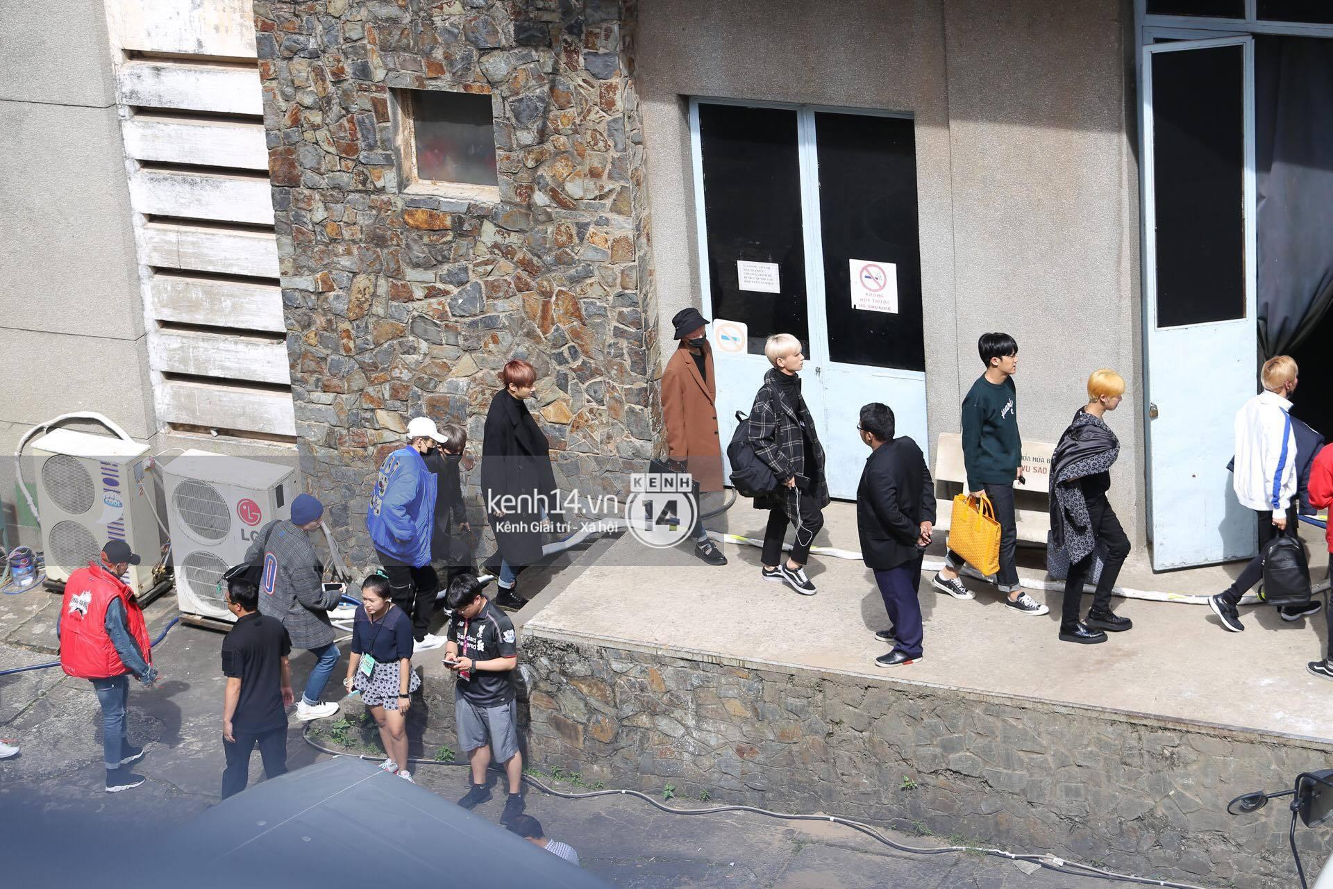 Vừa rời sân bay, Seventeen và Samuel đến ngay Nhà hát Hòa Bình tổng duyệt MAMA 2017 giữa trưa nắng-4