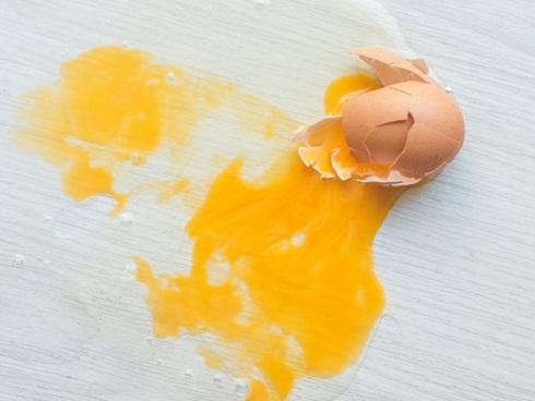 Trứng vỡ dọn không kỹ tanh khủng khiếp, nhưng chỉ cần làm 3 bước sau là nhà thơm tho ngay-1