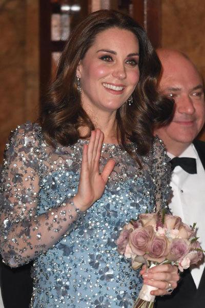 Công nương Kate Middleton thể hiện đẳng cấp, khoe bụng bầu 4 tháng đẹp xuất chúng-2