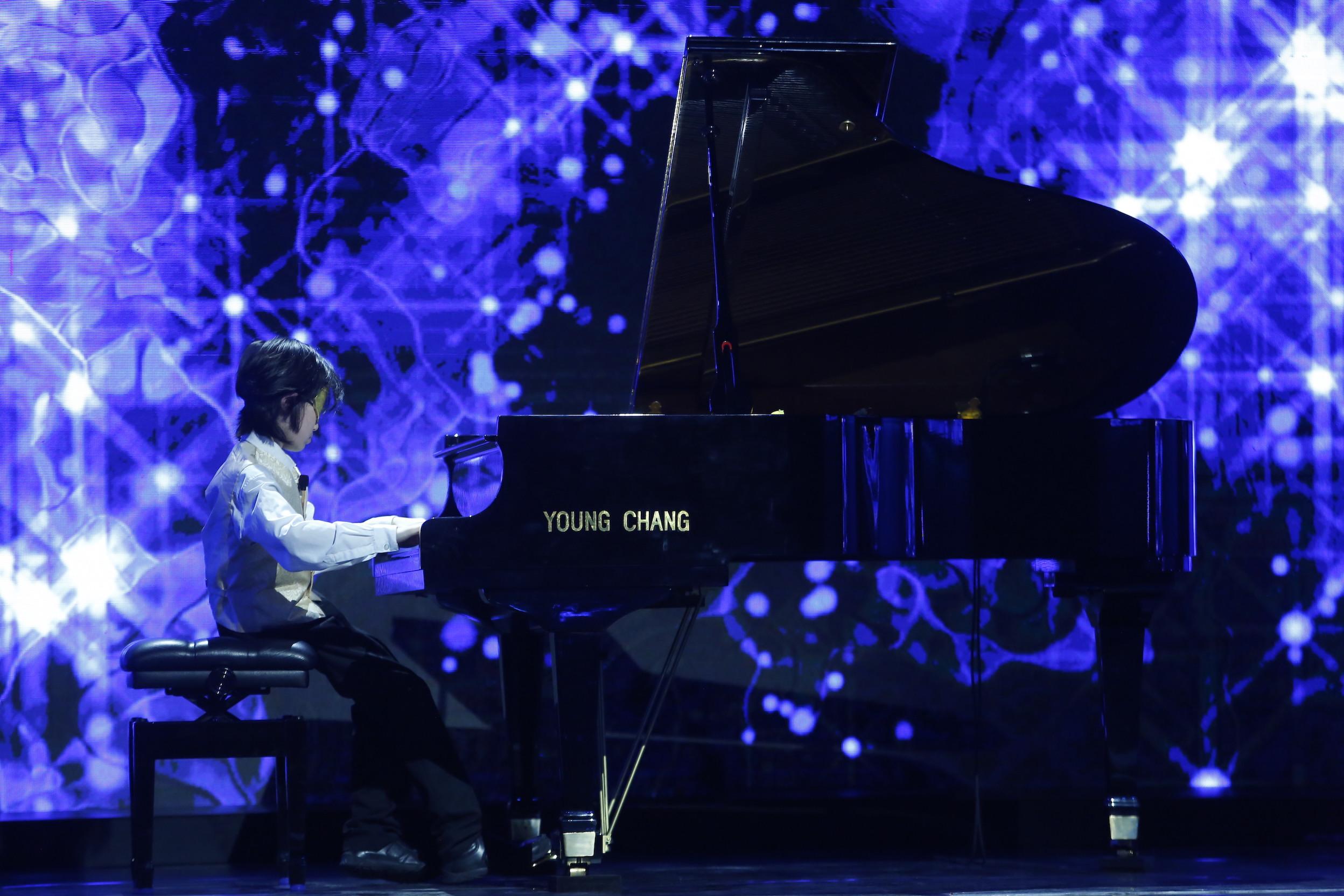 Cậu bé 8 tuổi khiến MC Lại Văn Sâm sửng sốt với màn bịt mắt chơi nhạc hay thần sầu-3