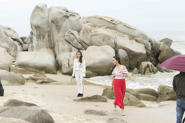 Chẳng phải siêu mẫu, Thiên Lý vẫn cực kỳ ấn tượng khi tạo dáng thị phạm cho thí sinh hoa hậu-8