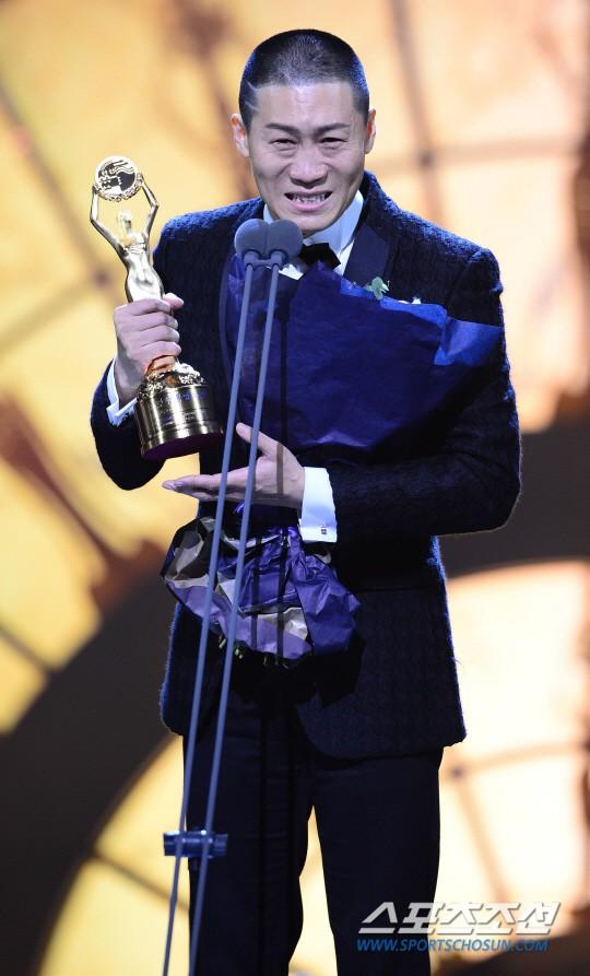 Rồng Xanh 2017: Kim Hye Soo rơi nước mắt, phim quốc dân 12 triệu vé càn quét giải thưởng-4