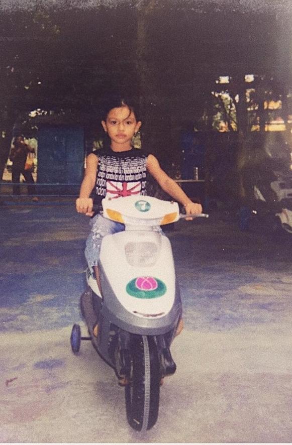 Hot girl - hot boy Việt 26/11: Diện váy xẻ sâu, Huyền Baby lấp ló vòng 1 vạn người mê-8