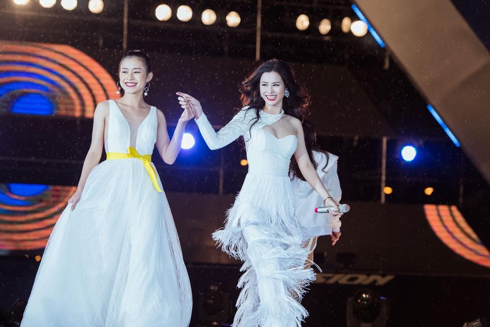 Rocker Nguyễn hôn tay Lan Khuê, Miu Lê - Only C xuất hiện sau ồn ào tranh cãi-5