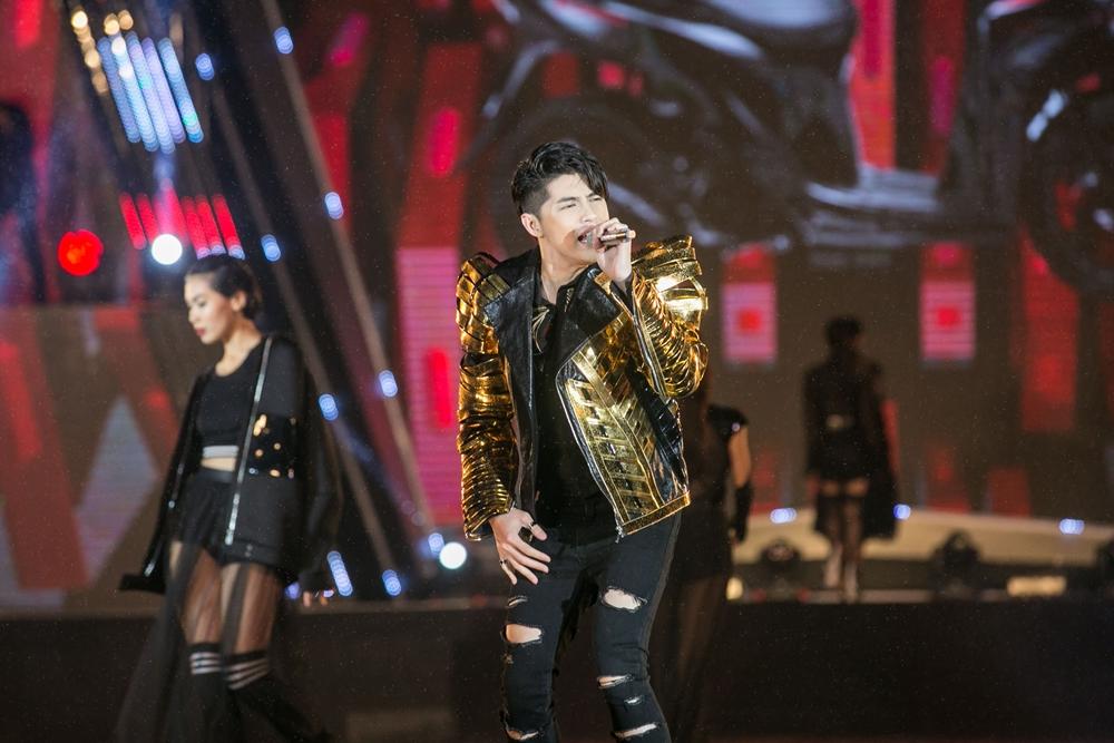 Rocker Nguyễn hôn tay Lan Khuê, Miu Lê - Only C xuất hiện sau ồn ào tranh cãi-2