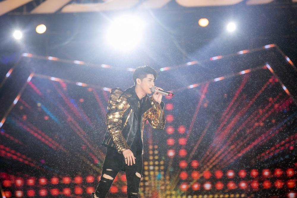 Rocker Nguyễn hôn tay Lan Khuê, Miu Lê - Only C xuất hiện sau ồn ào tranh cãi-3