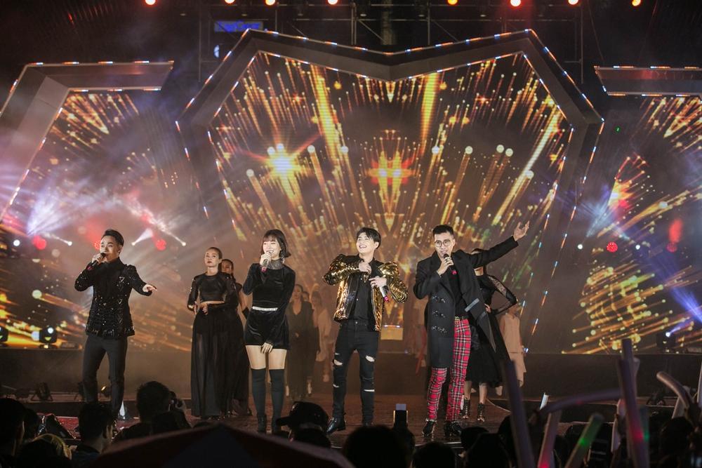 Rocker Nguyễn hôn tay Lan Khuê, Miu Lê - Only C xuất hiện sau ồn ào tranh cãi-1