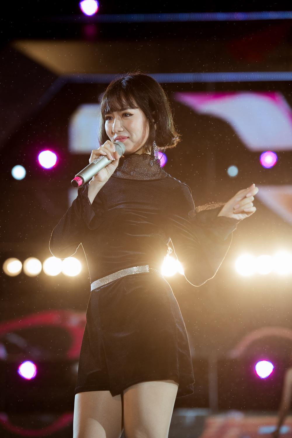 Rocker Nguyễn hôn tay Lan Khuê, Miu Lê - Only C xuất hiện sau ồn ào tranh cãi-14