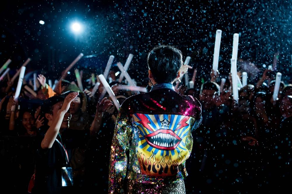 Rocker Nguyễn hôn tay Lan Khuê, Miu Lê - Only C xuất hiện sau ồn ào tranh cãi-11