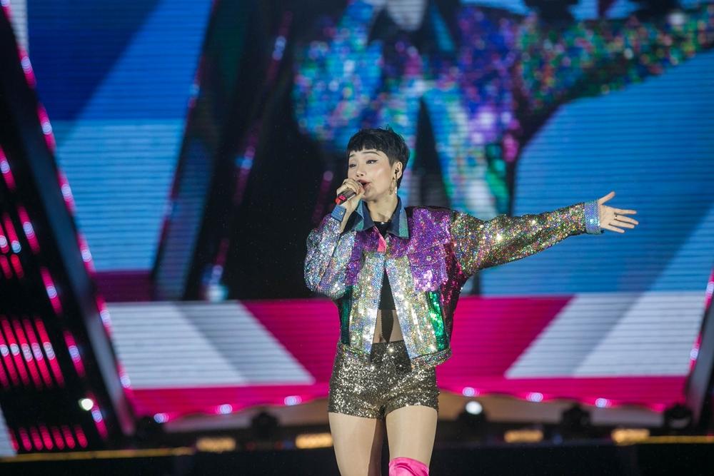 Rocker Nguyễn hôn tay Lan Khuê, Miu Lê - Only C xuất hiện sau ồn ào tranh cãi-9