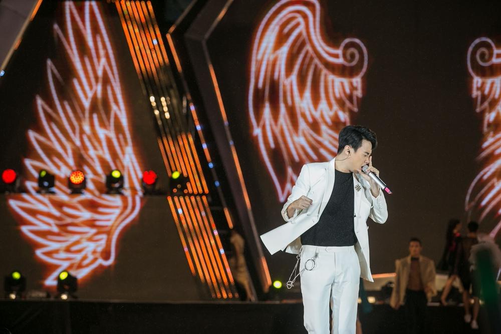 Rocker Nguyễn hôn tay Lan Khuê, Miu Lê - Only C xuất hiện sau ồn ào tranh cãi-7