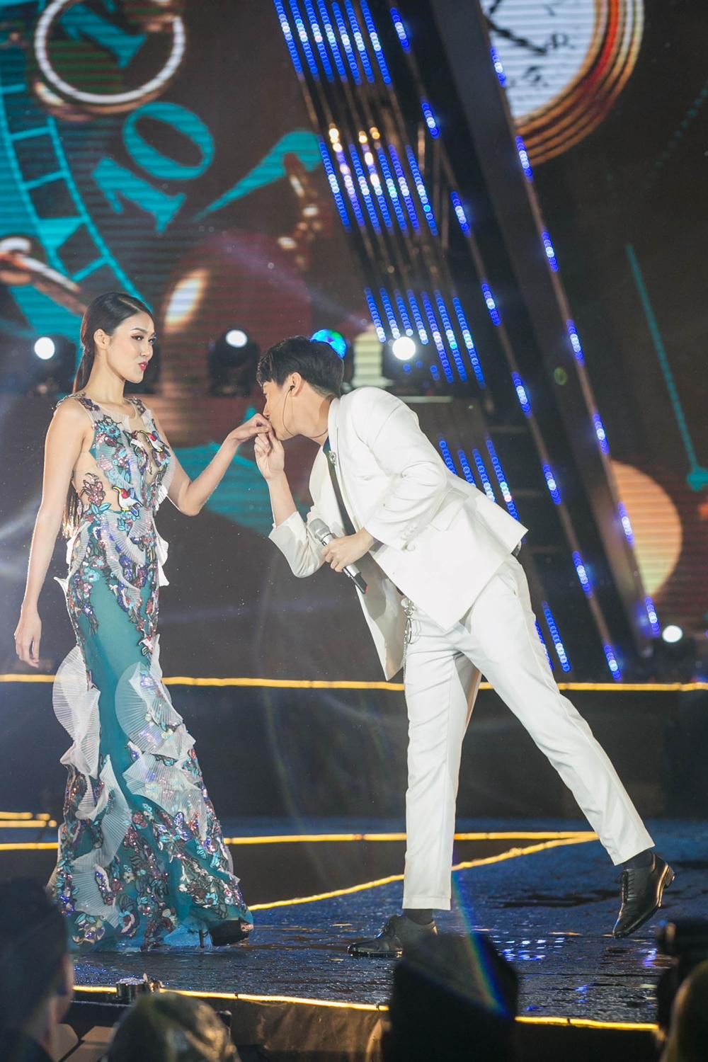 Rocker Nguyễn hôn tay Lan Khuê, Miu Lê - Only C xuất hiện sau ồn ào tranh cãi-8