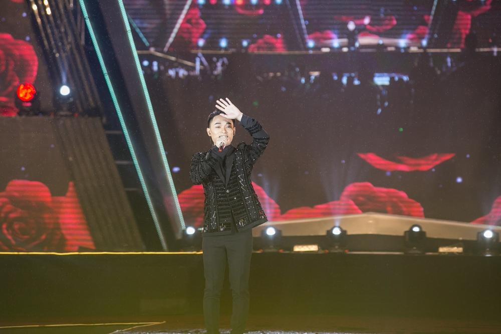 Rocker Nguyễn hôn tay Lan Khuê, Miu Lê - Only C xuất hiện sau ồn ào tranh cãi-12