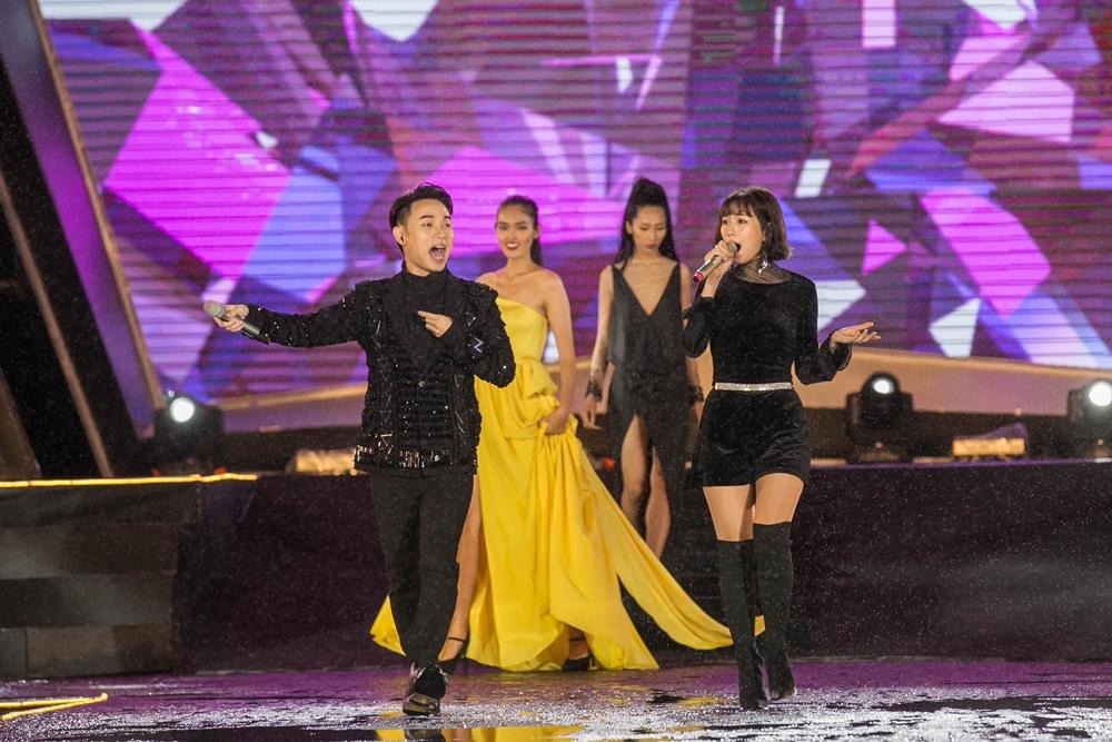 Rocker Nguyễn hôn tay Lan Khuê, Miu Lê - Only C xuất hiện sau ồn ào tranh cãi-13