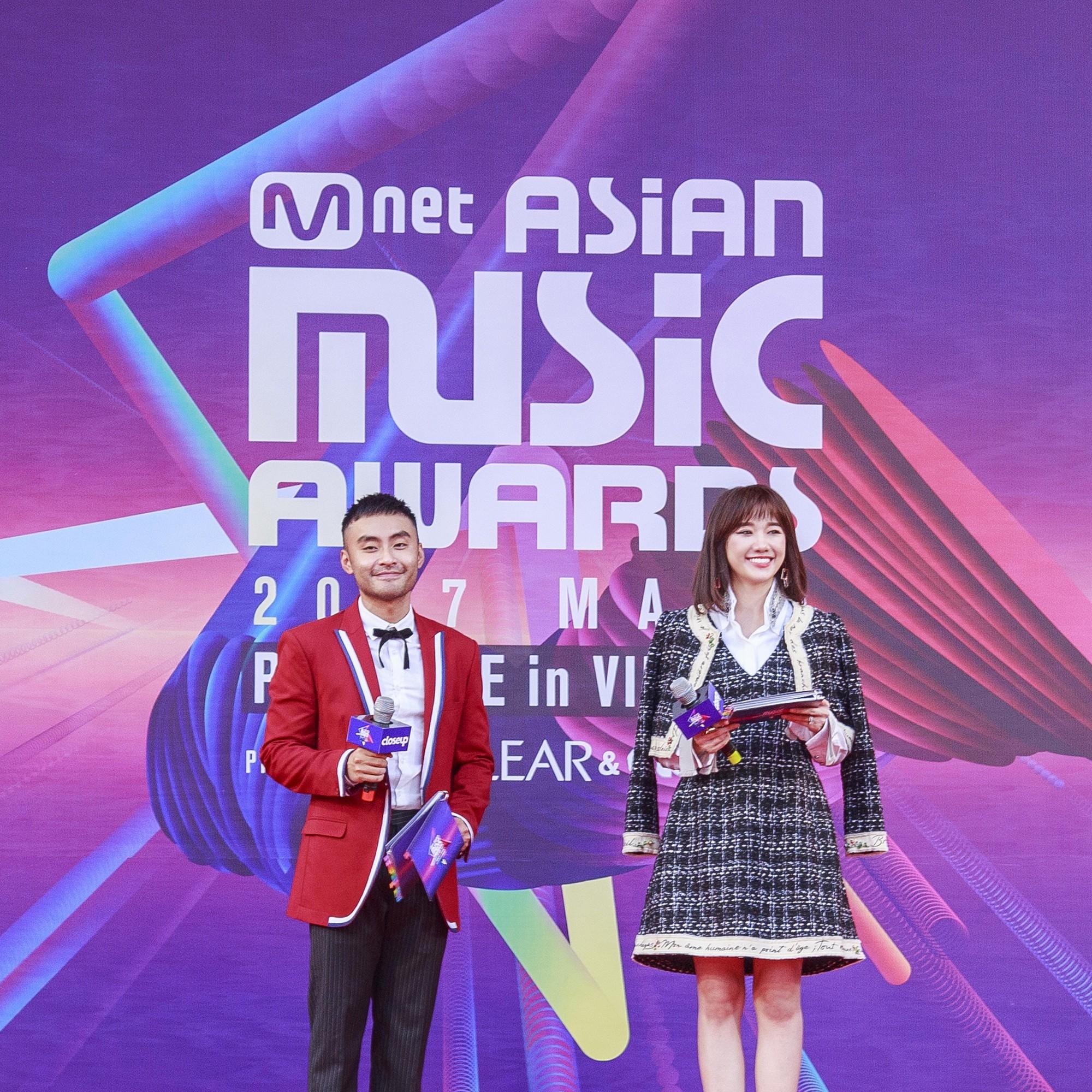 2 sắc thái của Hari Won tại MAMA 2017: Vừa mặc nhầm đồ công sở đã phô ngay vòng 1 trên sân khấu-1