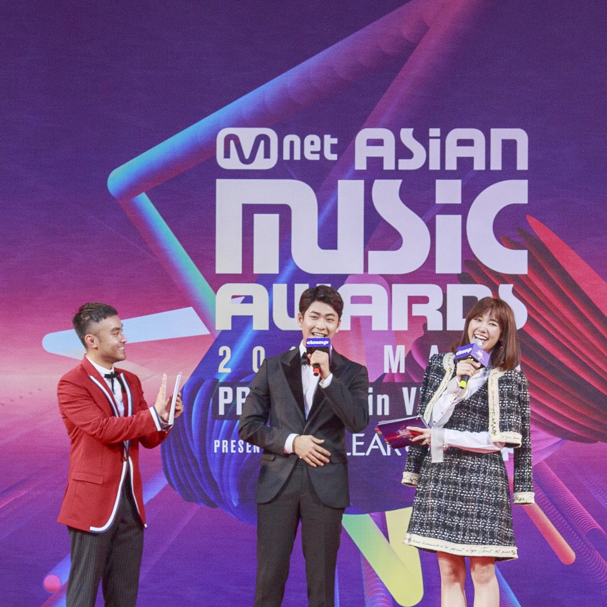 2 sắc thái của Hari Won tại MAMA 2017: Vừa mặc nhầm đồ công sở đã phô ngay vòng 1 trên sân khấu-2